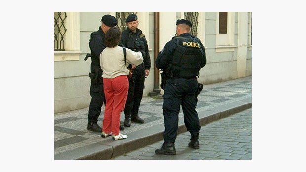 policisté u židovské synagogy v Maiselově ulici
