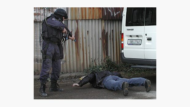 policista zatýká podezřelého