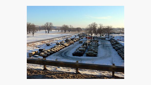 Americké terénní vozy připravené na transport