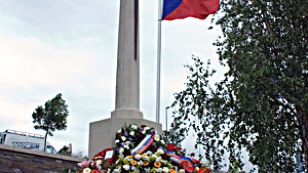 Česká vlajka na vojenském hřbitově u De Panne