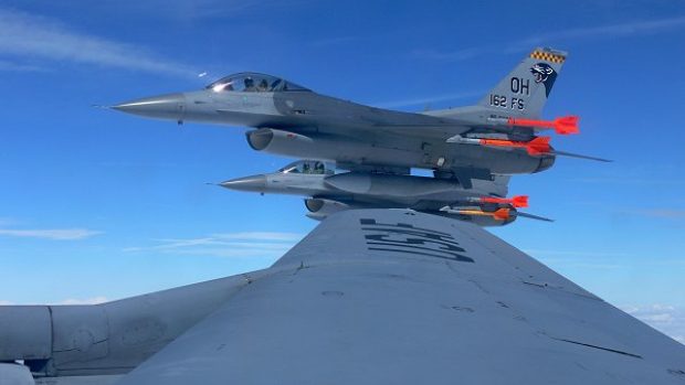 Americké stíhačky F-16 se před tankováním řadí u křídla tankeru KC-135