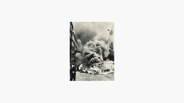 Hořící barikáda před budovou rozhlasu, 21. 8. 1968