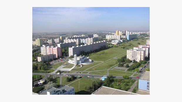 Moderní kostel uprostřed komunistického sídliště