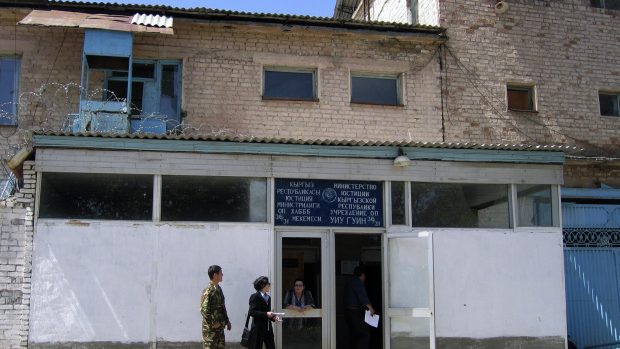 Kyrgyzstán, vězení. TBC je velmi rozšířená ve vězeních tohoto středoasijského státu. Lékaři bez hranic léčí nakažené vězně blízko hlavního města Biškeku.
