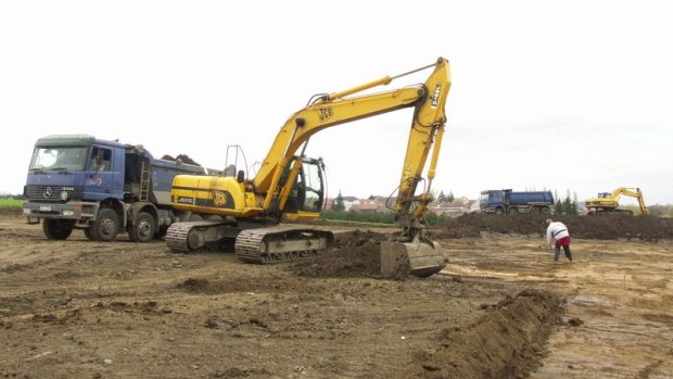Archeologické výzkumy na obchvatu Kolína - skrývka těžkou mechanizací