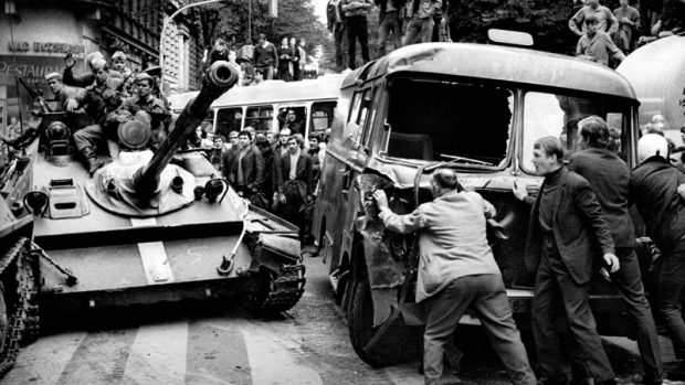 Fotografie z výstavy &quot;1945 Osvobození...1968 Okupace / Sovětská vojska v Československu&quot;, kterou 5. 8. 2008 otevřel Pražský dům fotografie, Autor snímku: Bohumil Dobrovolský