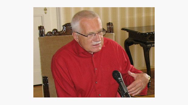 Prezident Václav Klaus při natáčení rozhovoru pro Rádio Česko