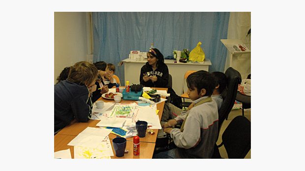 Romská asistentka s dětmi při projektu Naše romské dítě