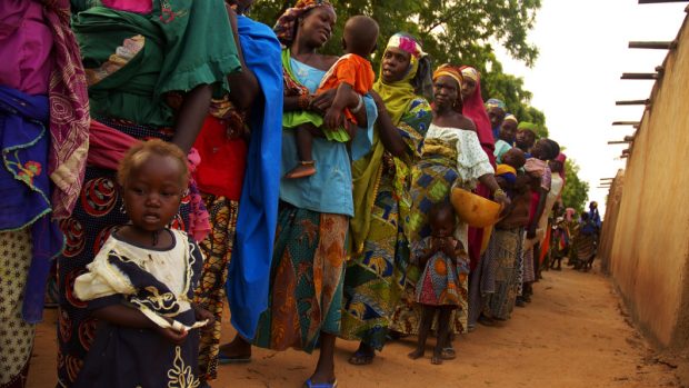 Niger, Guidan Roumji - 2007. Během &quot;hladového období&quot;,  kdy míra podvýživy pravidelně narůstá, dostávají matky měsíční zásoby teraputického Plumpy´Doz, pasty obohacene o mikro- a makroživiny. Děti polykají tři lžičky Plumpy´Doz denně jako doplněk stravy.