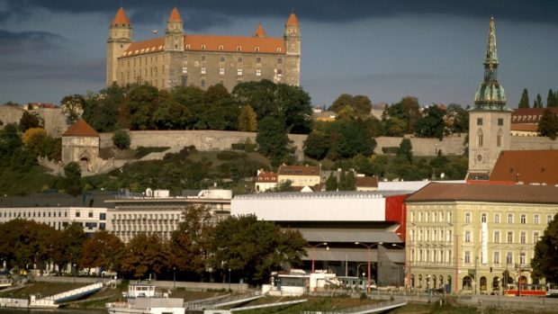 Bratislavský hrad se tyčí nad Dunajem