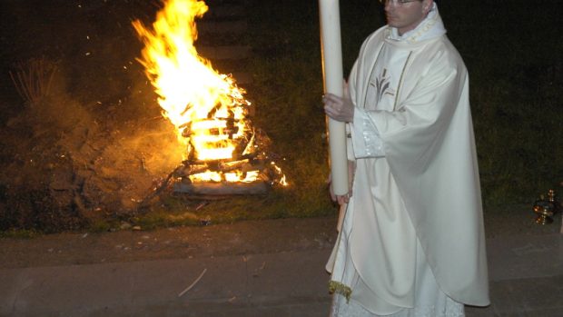 Kněz s paškálem zapáleným od ohně - tímto začíná velikonoční vigílie