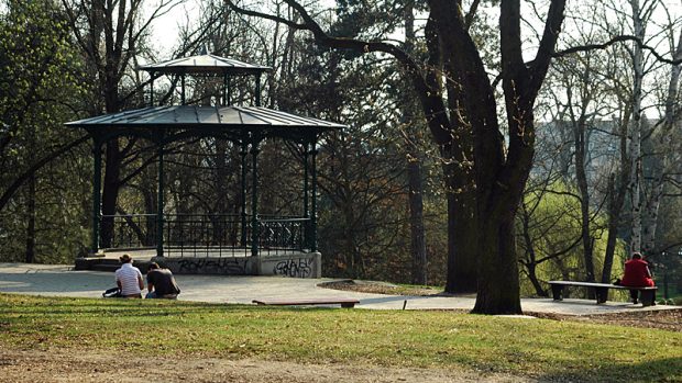 Vyvýšené prostranství okolo altánu s výhledem na park