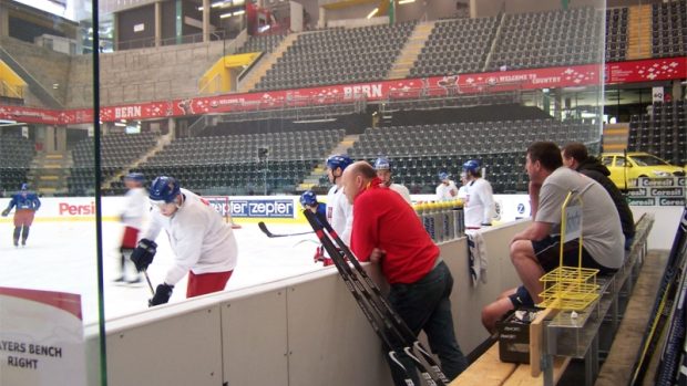 Fyziotereapeut Pavel Kolář sleduje trénink našich hokejistů