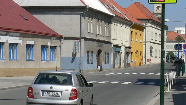 radar měří rychlost vozidel ve městě