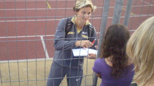 Barbora Špotáková dává autogram