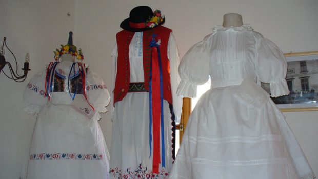 Ve Vinařství Samson jsme si mohli prohlédnout i místní ženský a mužský kroj.