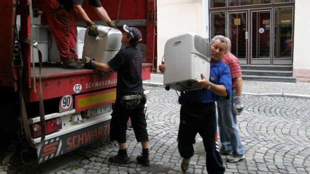 Pracovníci novojičínské radnice vykládají vysoušeče přivezené humanitární organizací Člověk v tísni.
