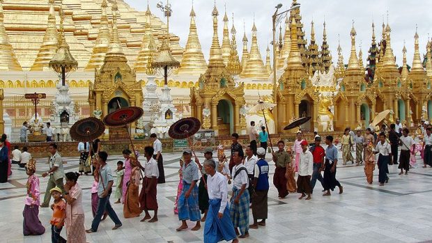 Pagoda Šwedagon na vrcholu hory Singuttara nad největším barmským městem Rangúnem