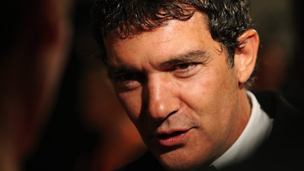Antonio Banderas při rozhovorech pro televizní stanice
