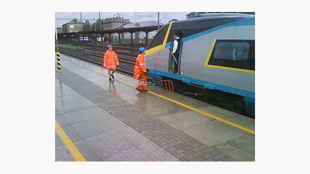 V Kolíně najelo pendolino na drážní vozík, který vítr smetl do kolejiště