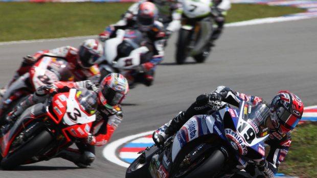 Ben Spies (USA) se svými pronásledovateli na tzv. stadionu brněnské trati