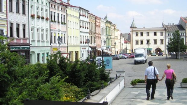 Poslední krok z frýdeckého zámku na Zámecké náměstí, poslední krok putování s &quot;Křížem krajem&quot;