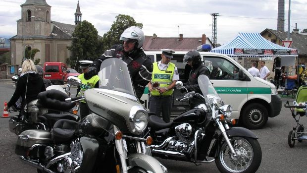 Policisté kontrolují motorkáře