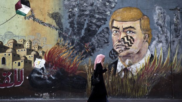 Graffiti v Gaze se zobrazením amerického prezidenta Donalda Trumpa se stopou na jeho tváři v reakci na konferenci o pomoci Palestincům v Bahrajnu