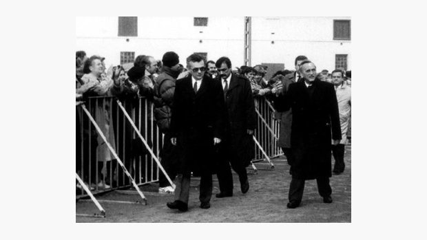 Tadeusz Mazowiecki v listopadu 1989 (vpravo)