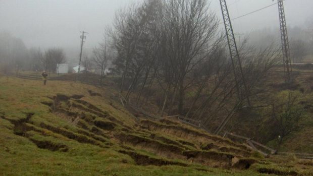Sesuv půdy způsobený propadem stropu tunelu