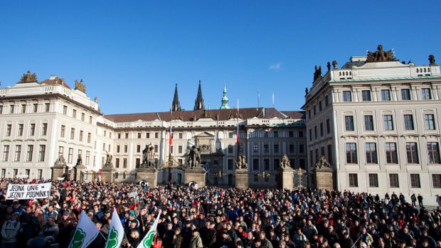 Nespokojení farmáři se 2. prosince 2009 sešli před Pražským hradem