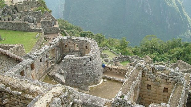 Sluneční chrám Intihuatana na Machu Picchu