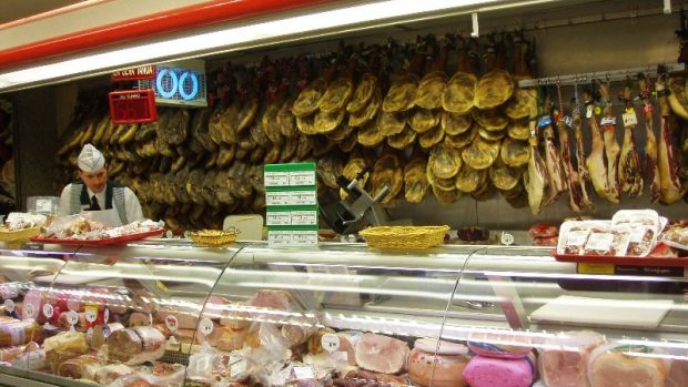 Šunka Jamón Serrano v barcelonském obchodě