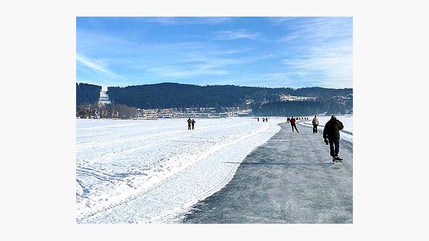 Bruslařská dráha na zamrzlé přehradě Lipno