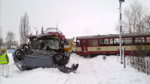 Nehoda osobního vlaku s kamionem na železničním přejezdu v Kolíně.