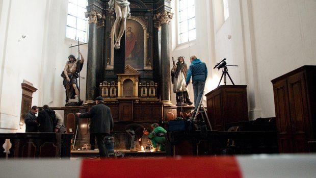 Z bezpečné vzdálenosti (za páskou) mohli průzkumu přihlížet i média.