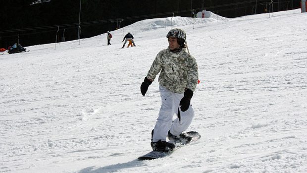 Snowboardista oceňuje upravenou sjezdovku