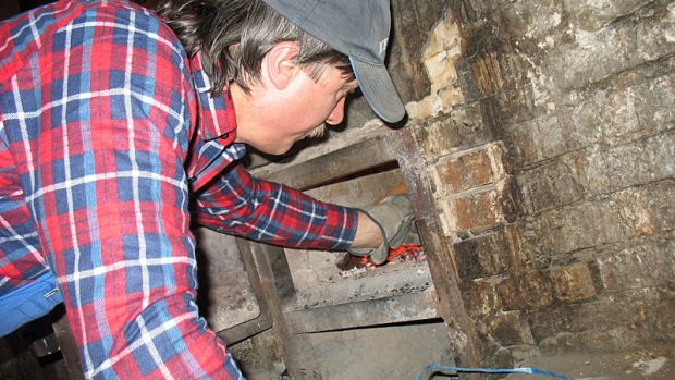 Peter Hoferka přikládá pod kotel