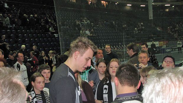Filip Jícha se podepisuje fanouškům