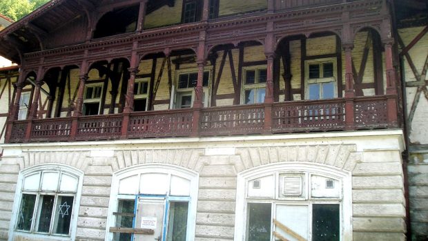 Chátrající lázeňský dům v Kyselce