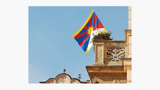 Tibetská vlajka vlaje z pardubické radnice