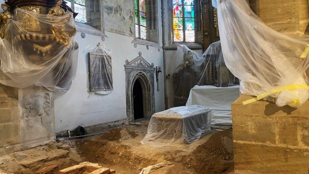Příprava na nový oltář v kostele svatého Bartoloměje v Pardubicích