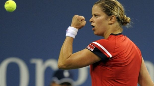 Kim Clijstersová porazila v semifinále soutěže hlavní favoritku turnaje Serenu Williamsovou.