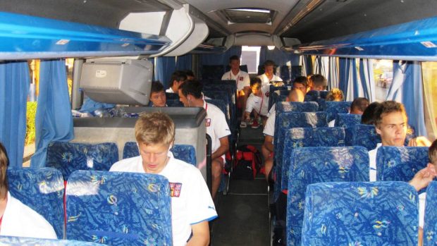 Čeští fotbalisté v autobuse