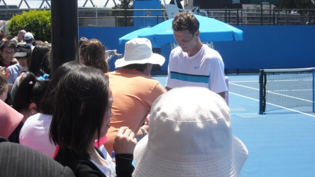 Tomáš Berdych se podepisuje fanouškům v Melbourne