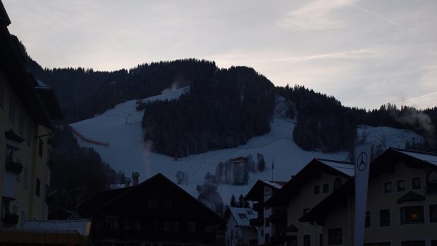 Vypadá nevinně. Hora Hahnenkamm z centra Kitzbühlu.