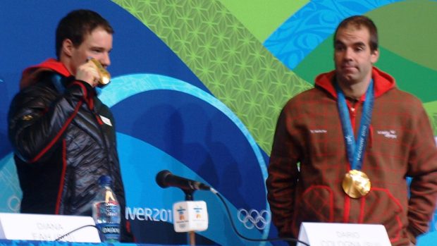 Dario Cologna se chlubí svou zlatou medailí, ale na vítěze sjezdu Didiera Défaga tím dojem neudělá