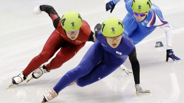 Kateřina Novotná (vzadu) v závodu na 1500 metrů