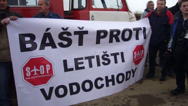Stovky lidí demonstrovaly proti rozšíření vodochodského letiště