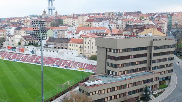 Budova Ústavu pro studium totalitních režimů (vpravo).